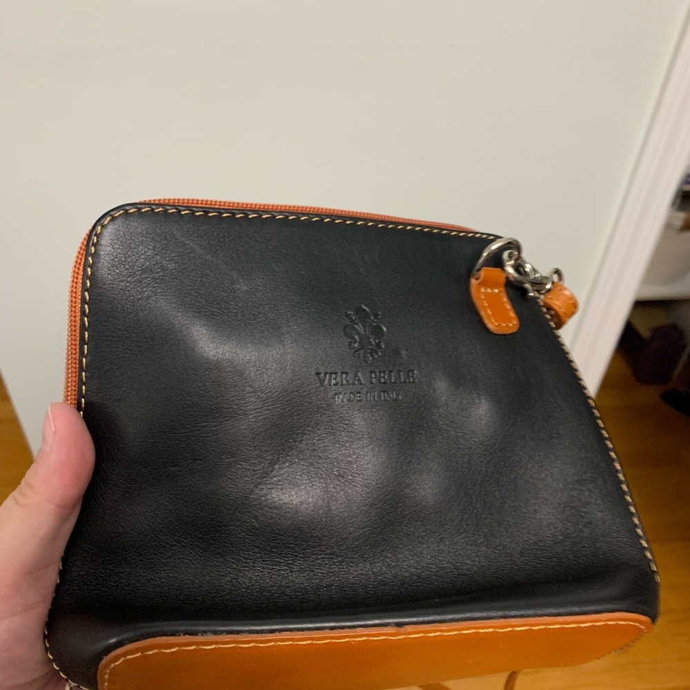 Vera Pelle Black and Brown Crossbody Bag with Elegant Two-Tone Design